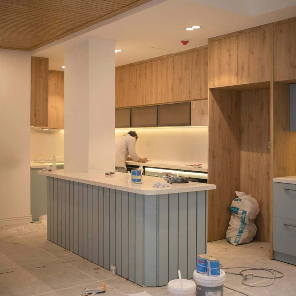 Total Refurbishment Costa del Sol – Modern kitchen renovation with high-end appliances